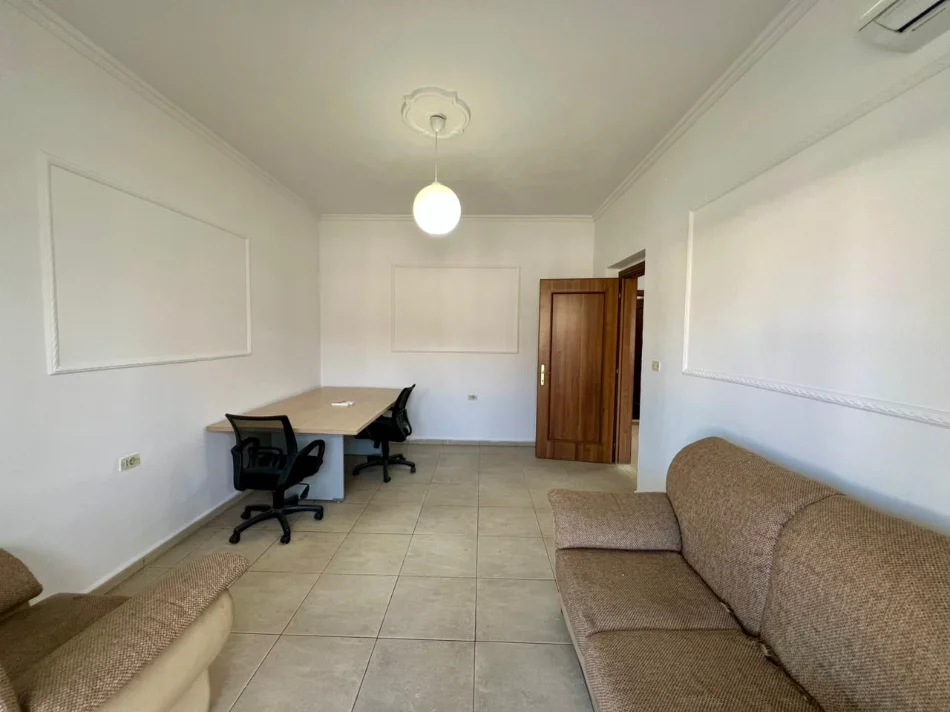 Tirane, jepet me qera apartament 2+1+Ballkon Kati 4, 65 m² 450 € (Bulevardi zogu i pare)