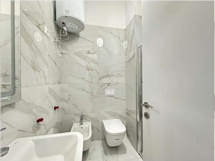 Tirane, jepet me qera apartament 1+1 Kati 7, 76 m² 600 € (Rr e Kavajes)