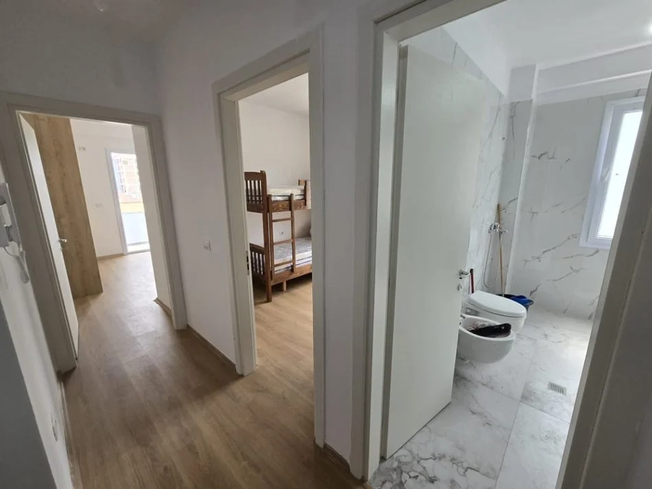 Tirane, jepet me qera apartament 2+1 Kati 1, 500 € (Ish Fusha e Aviacionit)