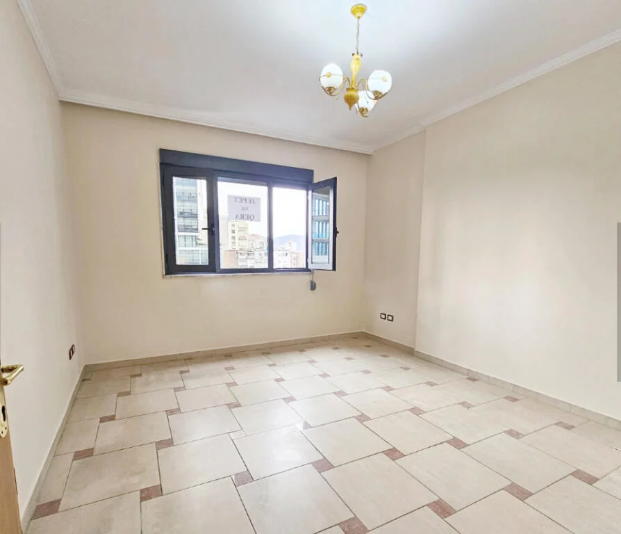 jepet me qera , 950 €