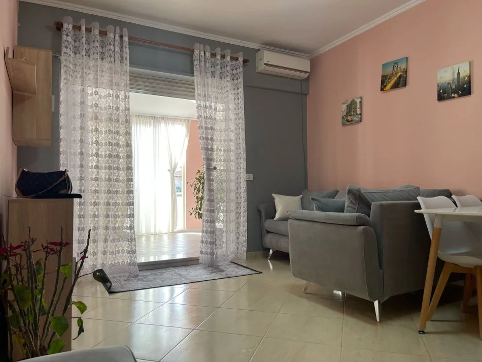Tirane, qera apartament 1+1- 550uro personi siper qendres kristal center (KOMUNA E PARISIT)