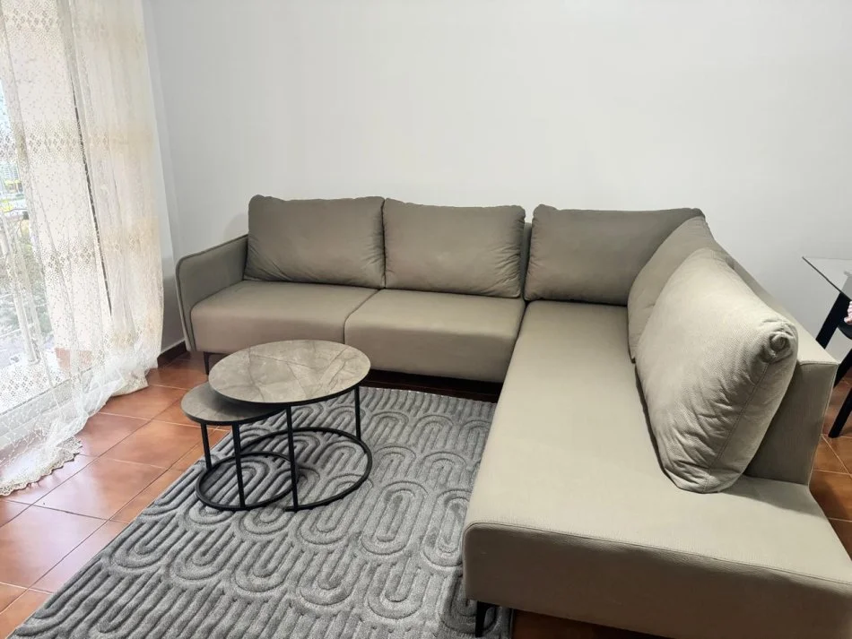 Tirane, jepet me qera apartament 1+1+Ballkon Kati 5, 65 m² 450 € (Blloku Gintash Laprake)