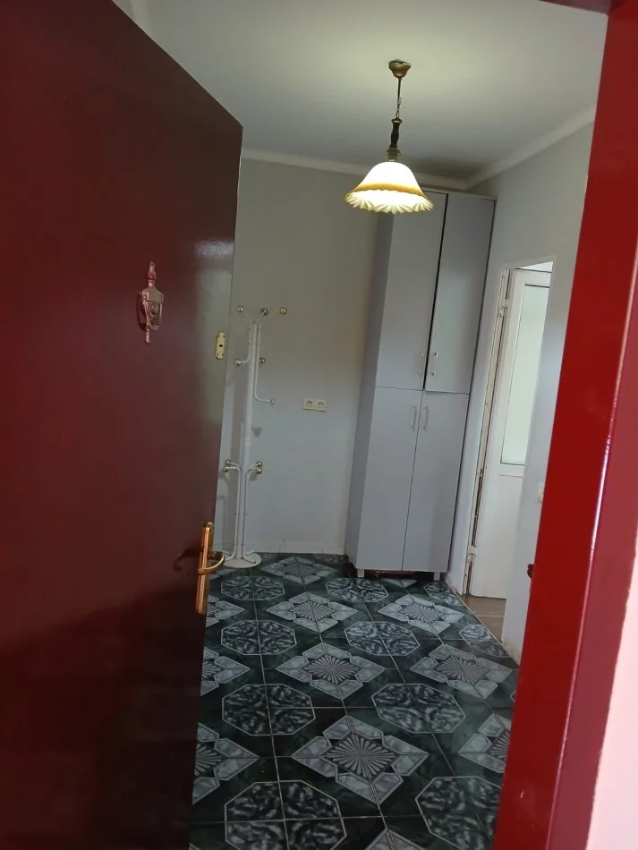 Tirane, jepet me qera apartament 1+1 Kati 2, 70 m² 400 € (Tek Xhamia Xhura)