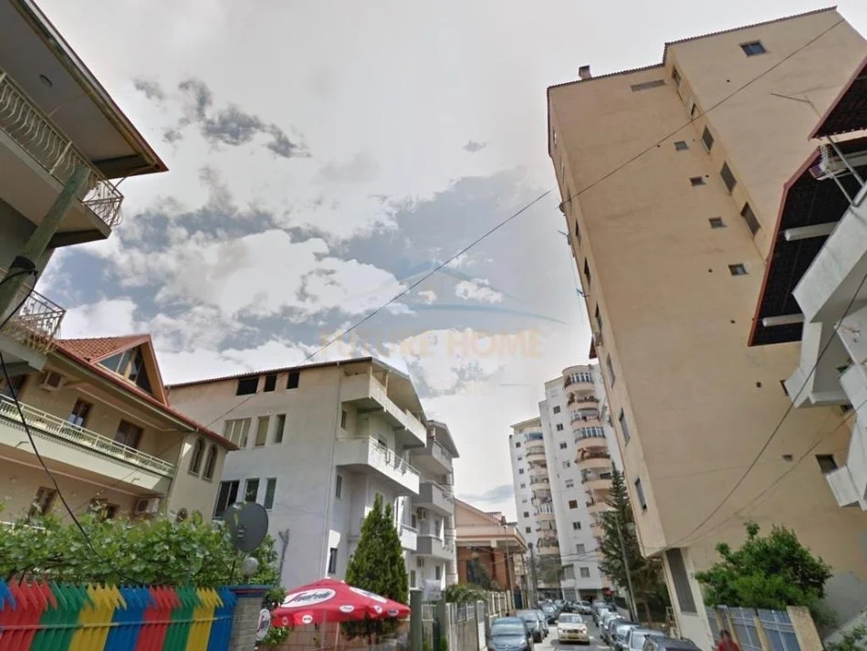 Tirane, jepet me qera apartament 3+1 Kati 4, 126 m² 1.000 € (Komuna Parisit)