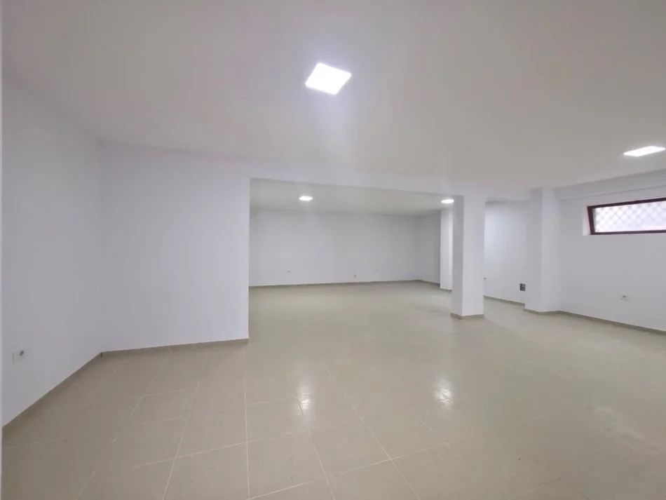 Tirane, jepet me qera ambjent biznesi Kati 0, 90 m² 900 € (Kopshti Botanik)
