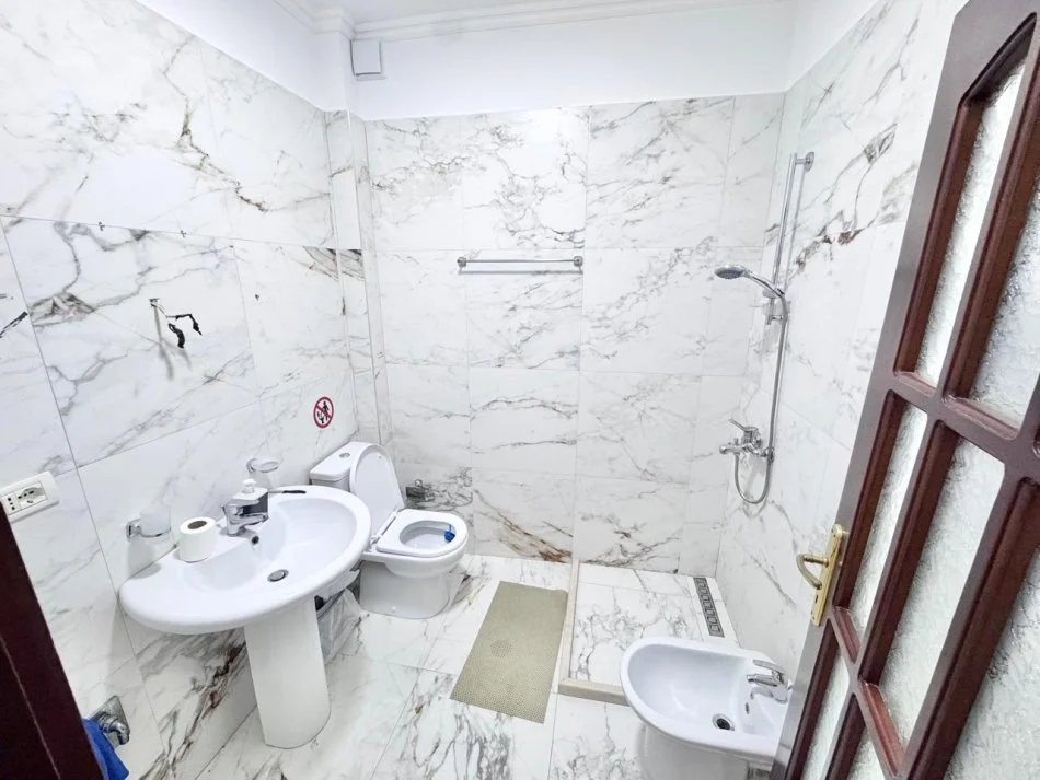 Tirane, jepet me qera Kati 4, 178 m² 1.900 € (Sheshi Willson.)