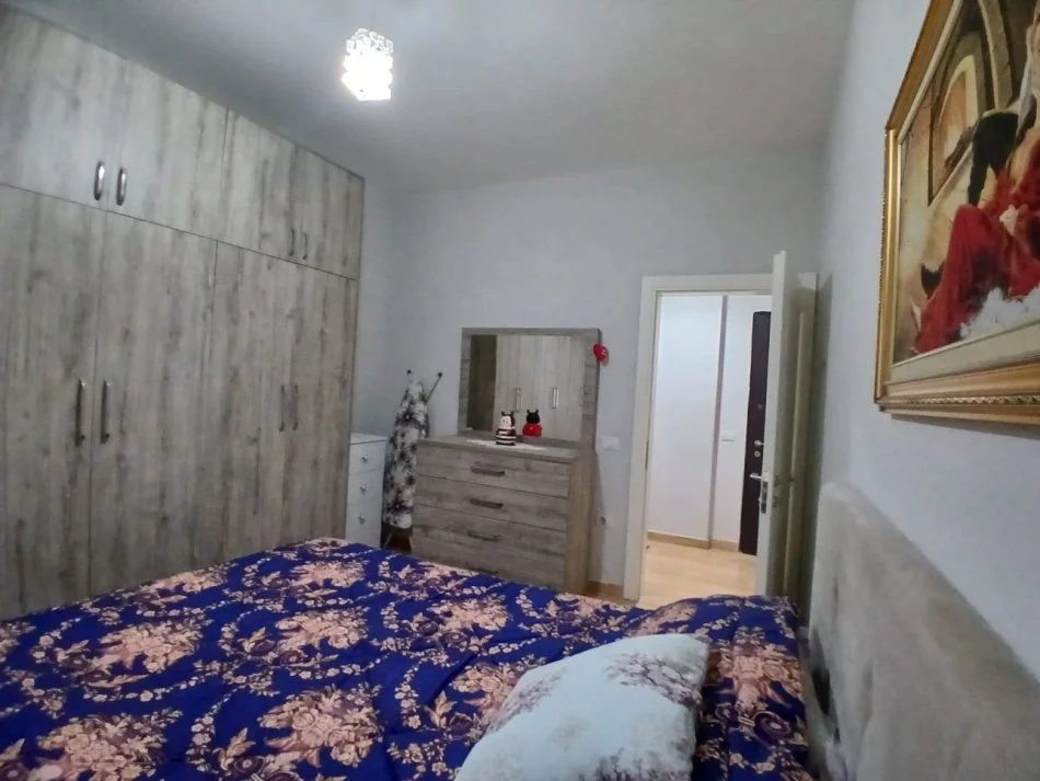 Tirane, jepet me qera apartament 2+1+Ballkon Kati 1, 90 m² 580 € 