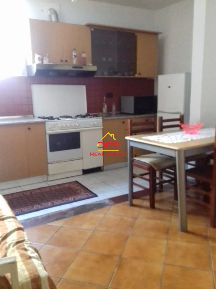 Vlore, jepet me qera apartament 1+1+Ballkon Kati 1, 70 m² 300 € (Rruga Fejzo Mema)