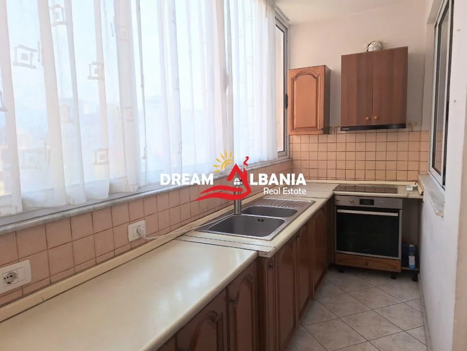 Tirane, jepet me qera apartament 3+1 Kati 5, 120 m² 700 € (Siri Kodra)