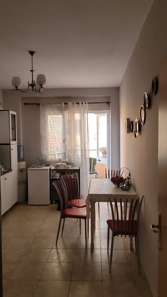 Tirane, jepet me qera apartament 2+1+Ballkon Kati 3, 116 m² 600 € (gjuhet e huaja)