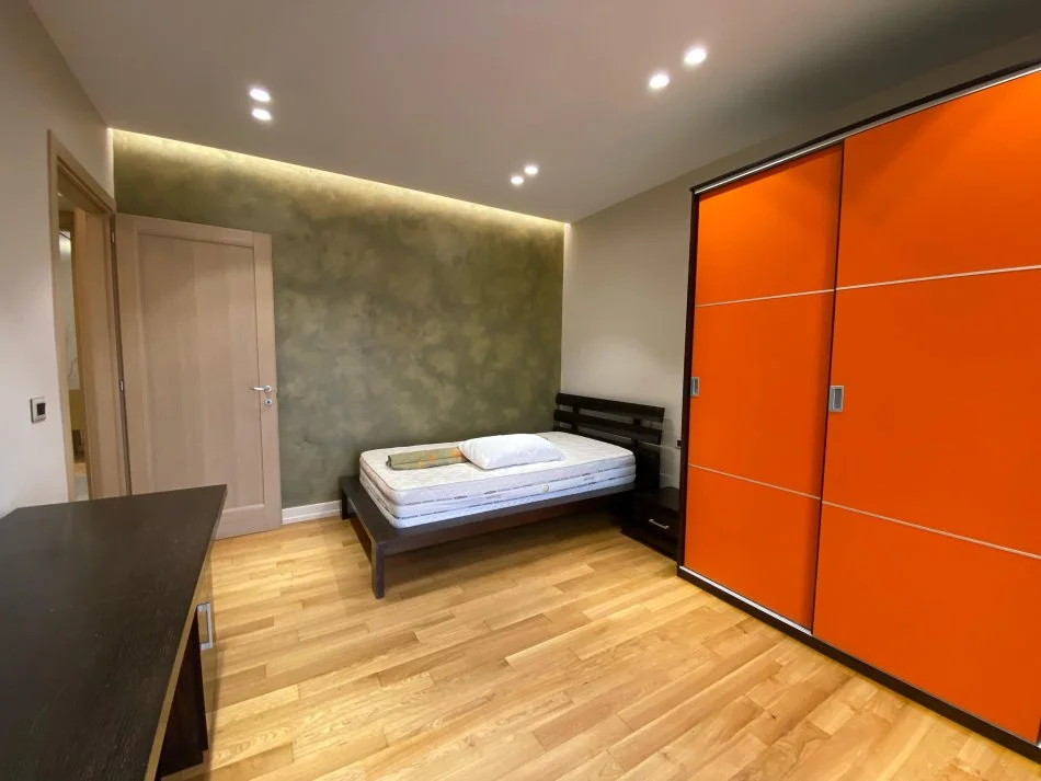 Tirane, jepet me qera apartament 2+1+Ballkon Kati 8, 1.700 € (prane Kryeministrise)