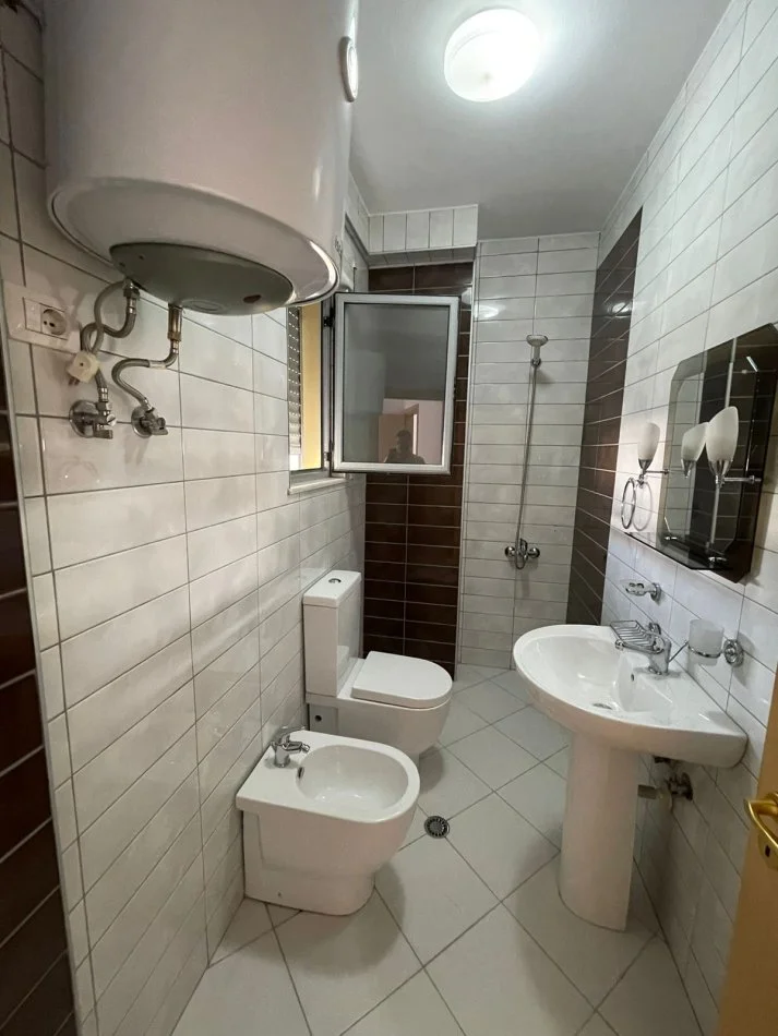 Tirane, jepet me qera apartament 3+1+Ballkon Kati 6, 150 m² 1.100 € (RRUGA PETI - KOPSHTI ZOOLOGJIK)