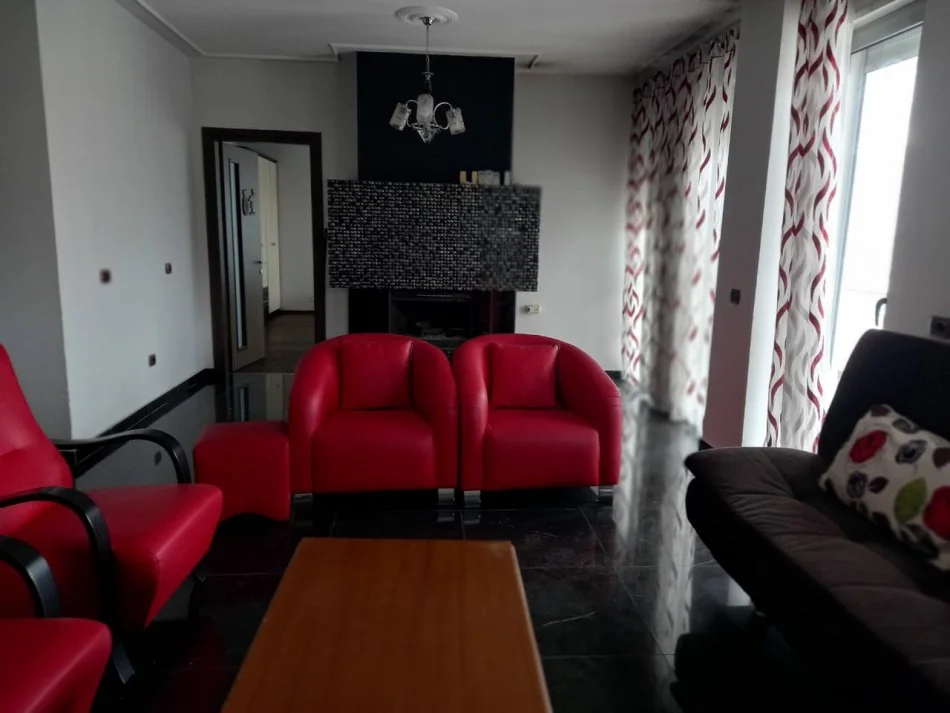 Tirane, jepet me qera apartament 3+1+Ballkon , 650 € (Don Bosko)