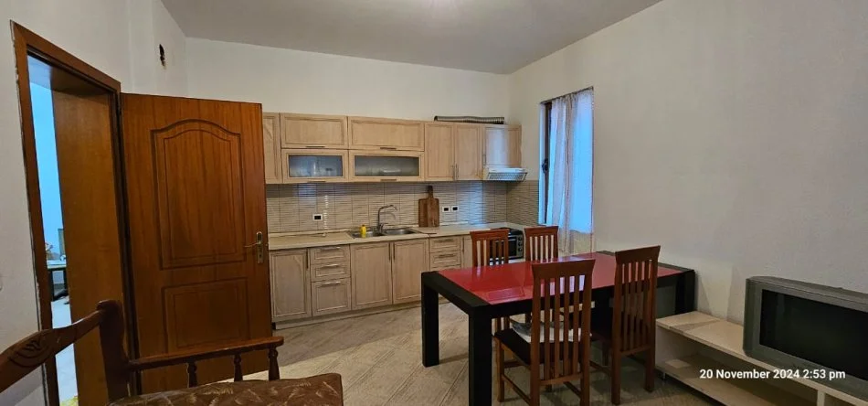 Tirane, jepet me qera apartament 2+1+Ballkon Kati 3, 119 m² 500 € (Rruga e Kavajes)