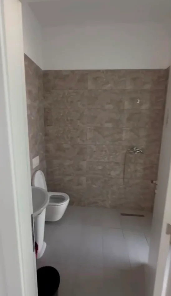 Tirane, jepet me qera ambjent biznesi Kati 2, 110 m² 1.000 € (Nisharaku)
