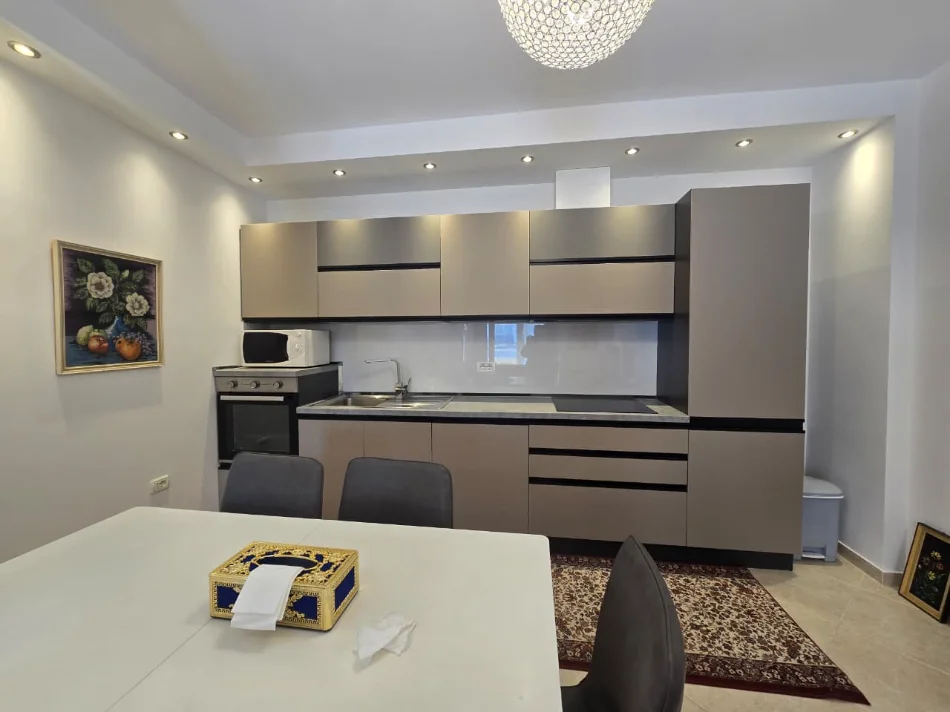 Tirane, jepet me qera 3+1 Kati 7, 150 m² 1.300 € (Selvia)