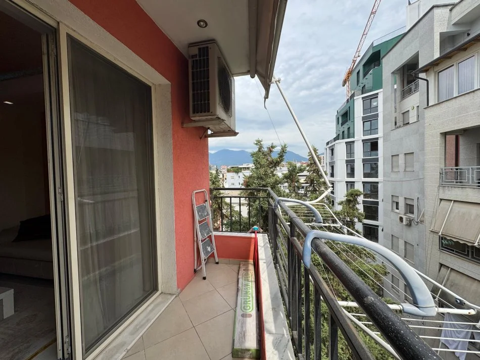 Tirane, jepet me qera apartament 2+1+Ballkon Kati 5, 99 m² 1.000 € (Neom118325)