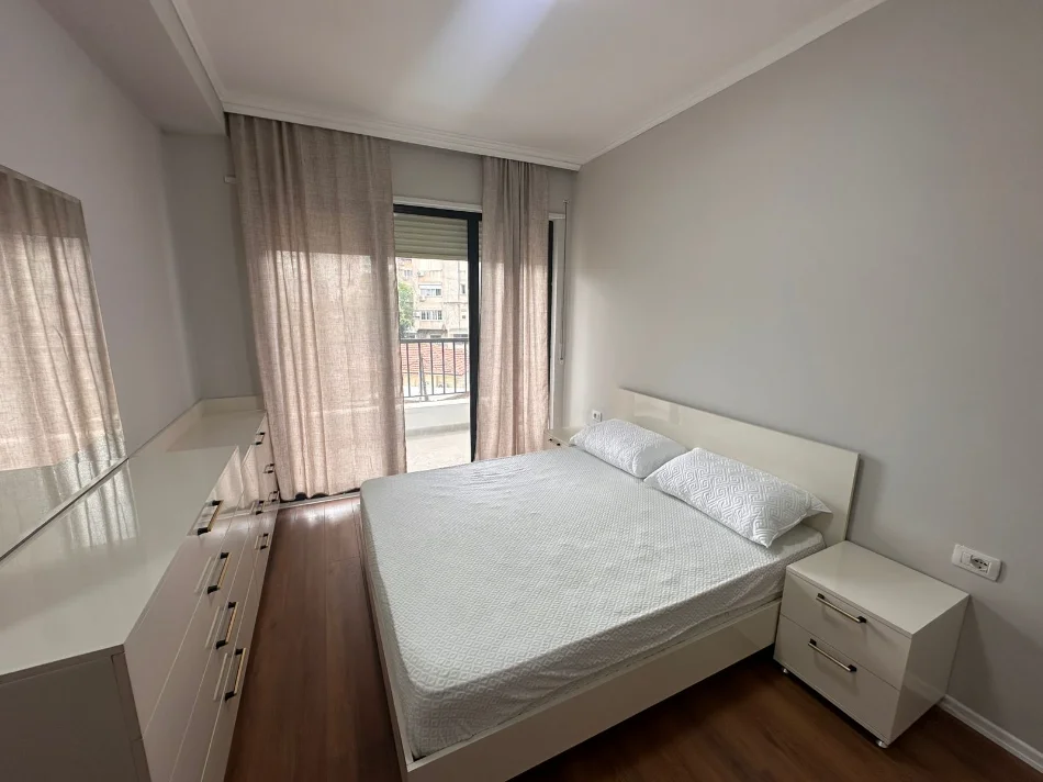 Tirane, jepet me qera apartament 2+1+Aneks+Ballkon Kati 2, 100 m² 900 € (Rruga Fortuzi , Rruga mine peza)