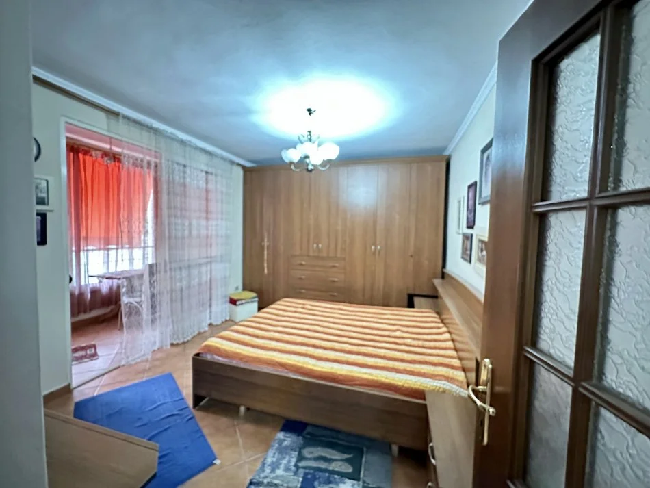 Tirane, jepet me qera apartament 2+1+Ballkon Kati 4, 75 m² 650 € (Perballe Universitetit Te Sporteve)