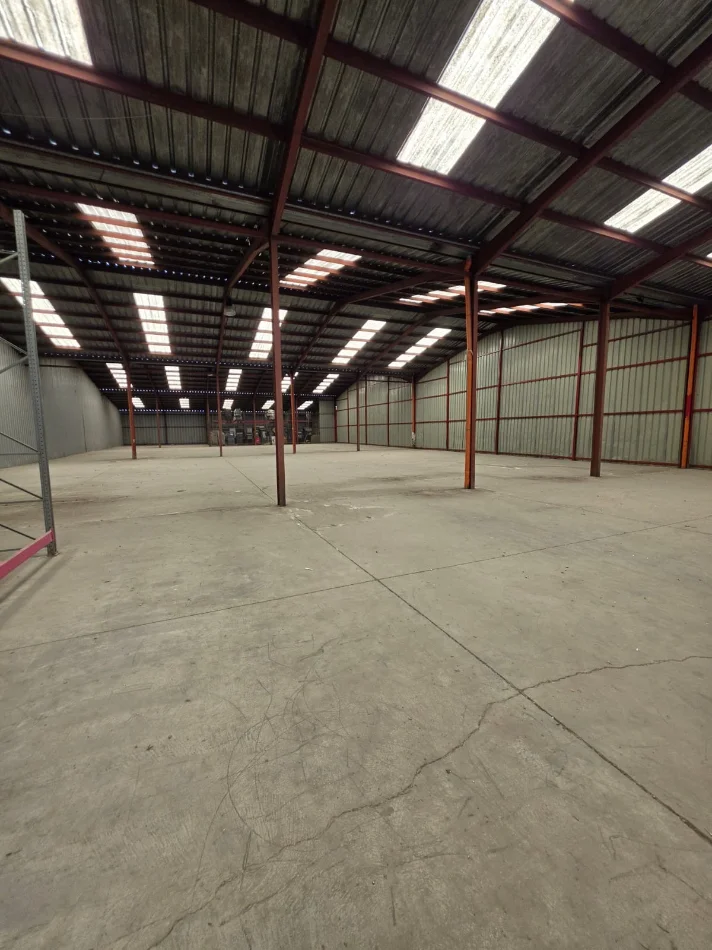 Durres, jepet me qera Kati 0, 2.200 m² 6.600 € (autostrada Tr Dr)