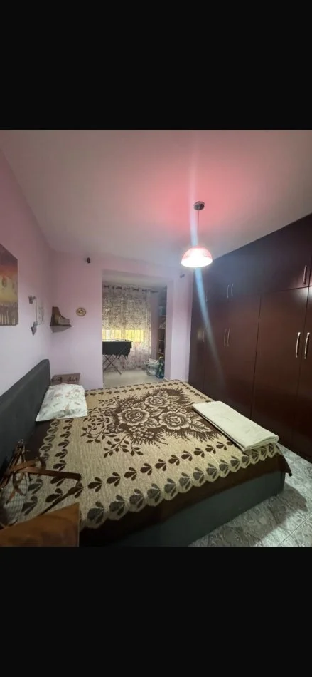 Tirane, jepet me qera apartament 1+1+parkim Kati 1, 70 m² 550 € (Bar Votra, Kryqzimi i Brrylit)