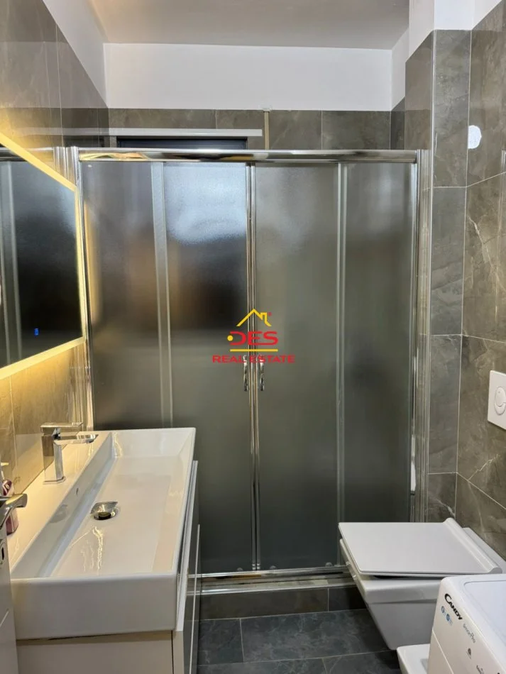 Vlore, jepet me qera apartament 2+1+Ballkon Kati 4, 104 m² 550 € (Rruga Sadik Zotaj)