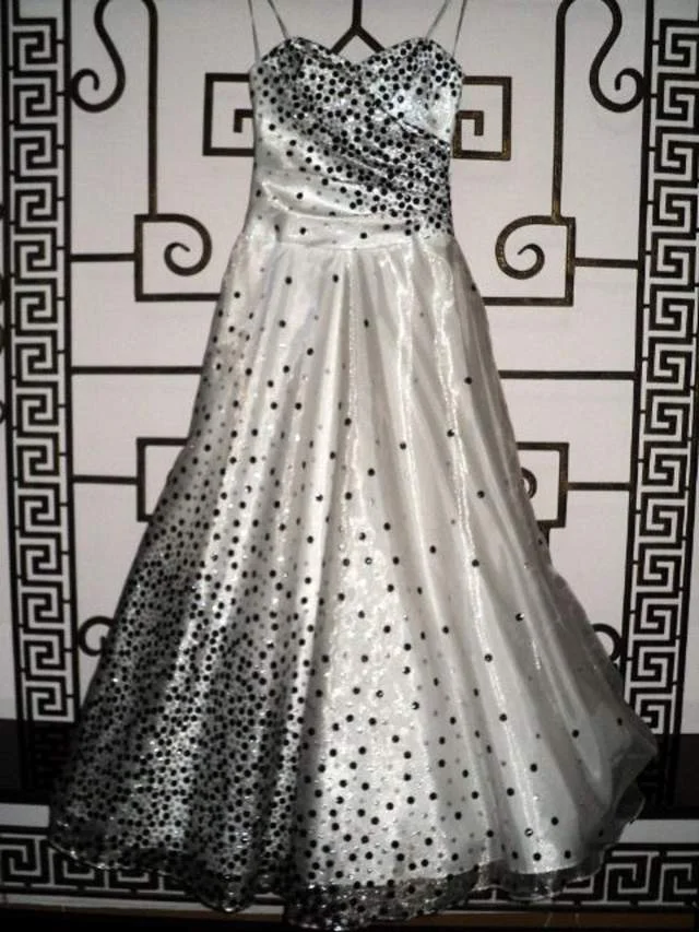 Tirane, shes Veshje nga USA, cmime nen kosto, oferta 1 Leke