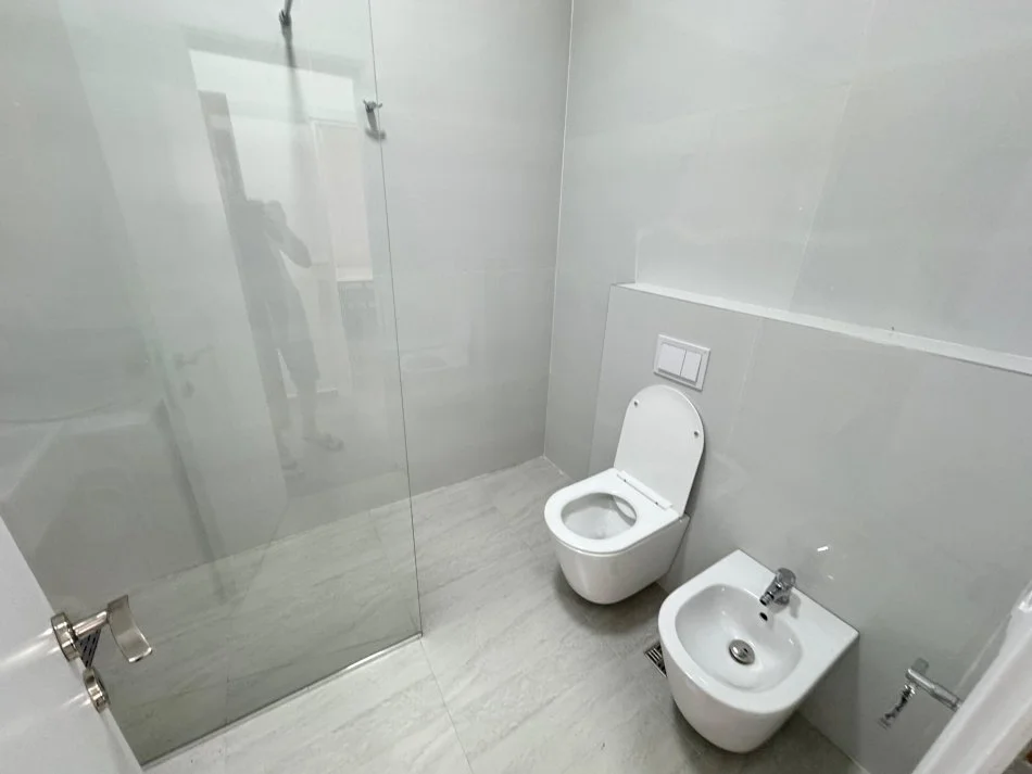 Tirane, jepet me qera apartament 1+1 Kati 1, 74 m² 500 € (Rruga kodra e diellit)