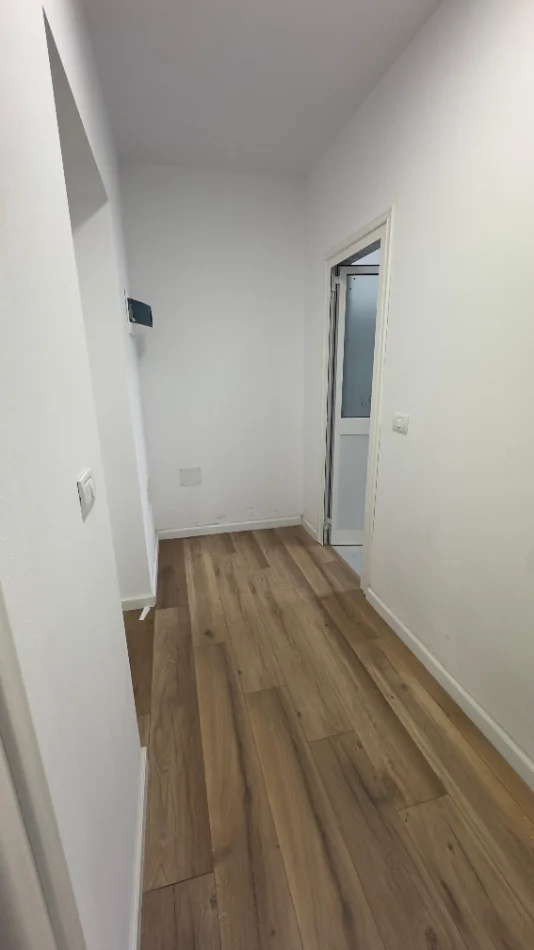 Tirane, shitet apartament 1+1 Kati 1, 130.000 € (pallati me shigjeta)