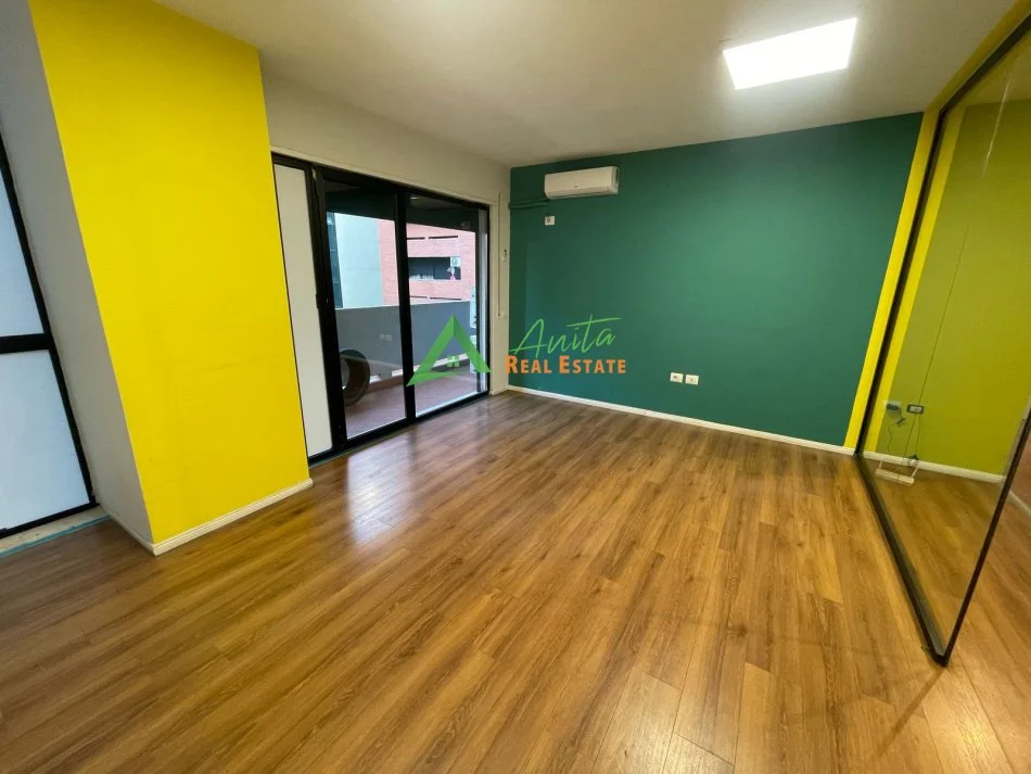 Tirane, jepet me qera zyre Kati 2, 53 m² 600 € (Rruga Asim Vokshi)