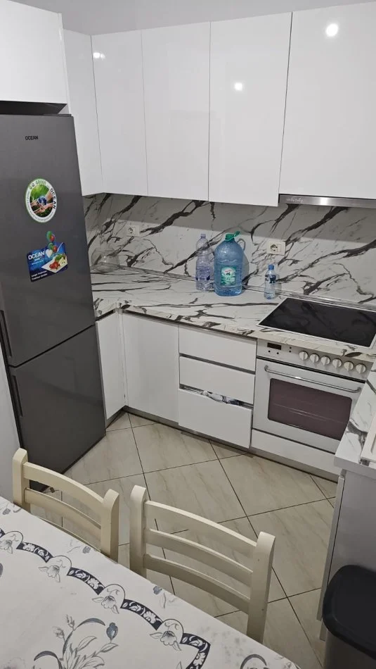 Tirane, jepet me qera apartament 1+1 Kati 3, 70 m² 40.000 € (Rruga Veli Dedi)