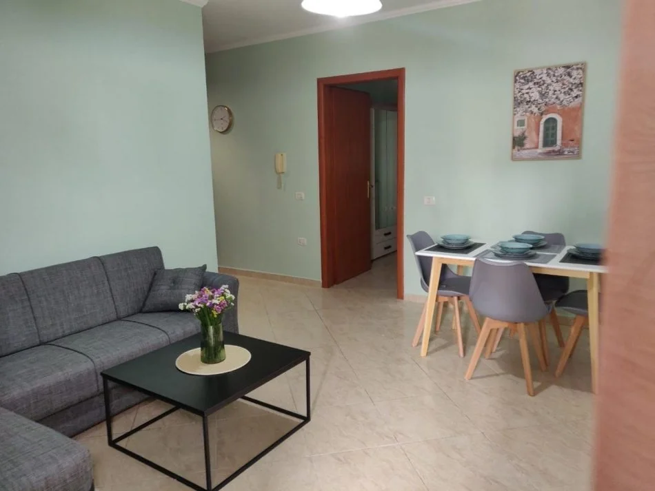 Tirane, jepet me qera apartament 1+1+Ballkon Kati 4, 68 m² 500 € (rruga Siri Kodra)