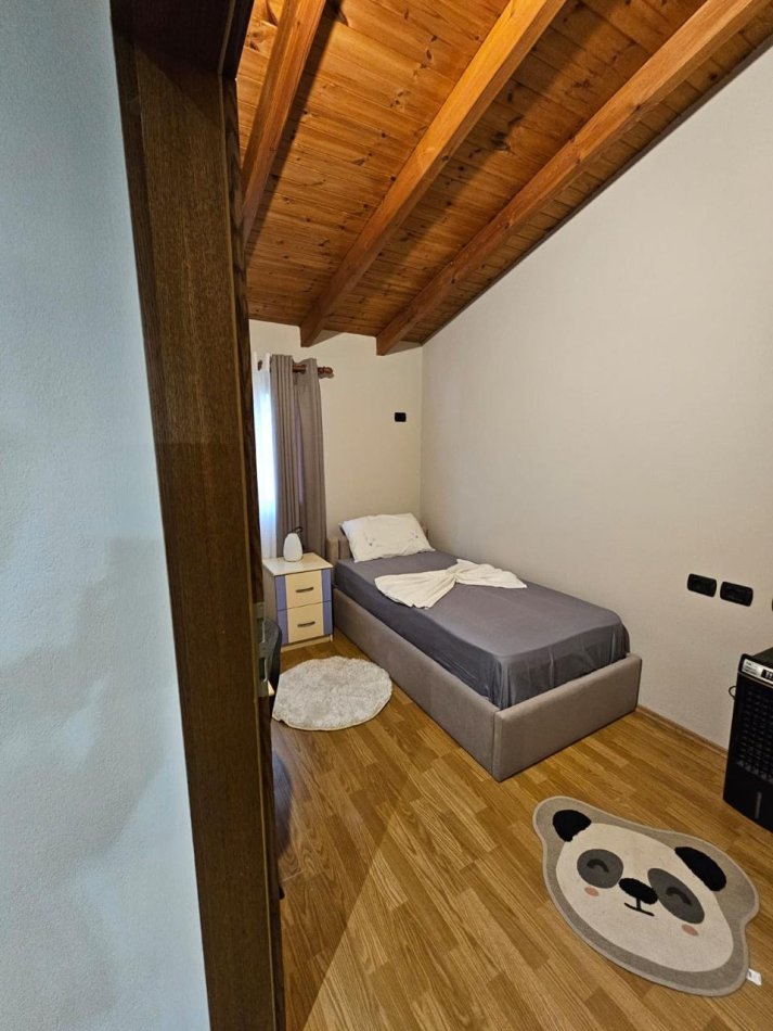 Tirane, jepet me qera apartament 2+1 , 850 € (Komuna e Parisit)