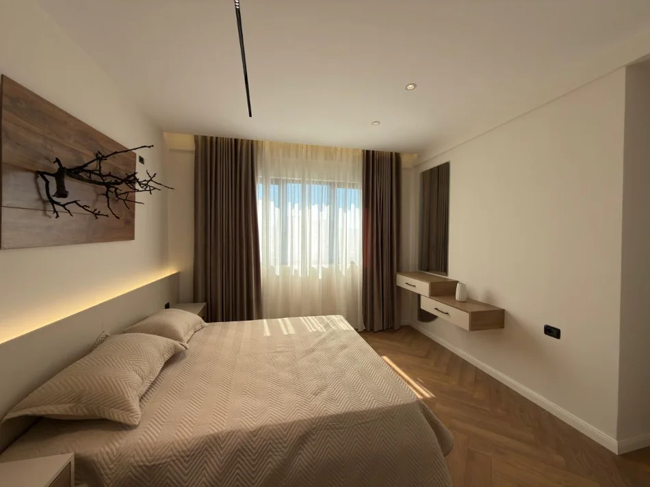 Tirane, shitet apartament 2+1+Ballkon Kati 7, 101 m² 252.000 € (Bulevardi bajram curri)