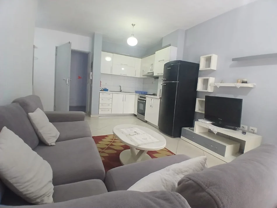Tirane, jepet me qera apartament 1+1 Kati 3, 65 m² 500 € (21 Dhjetori ,Kompleksi Kontakt)