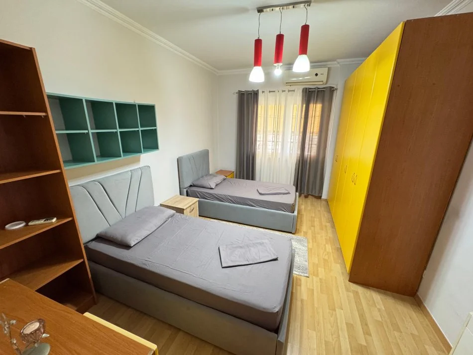 Tirane, jepet me qera apartament 2+1 Kati 8, 100 m² 800 € (Prane postes)