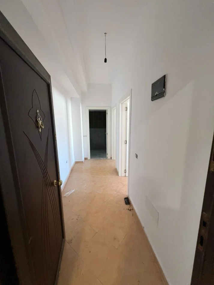 Durres, shitet 1+1 Kati 9, 79.000 € (Rruga Pavarsia 📍 Pranë Hotel Adriatikut)