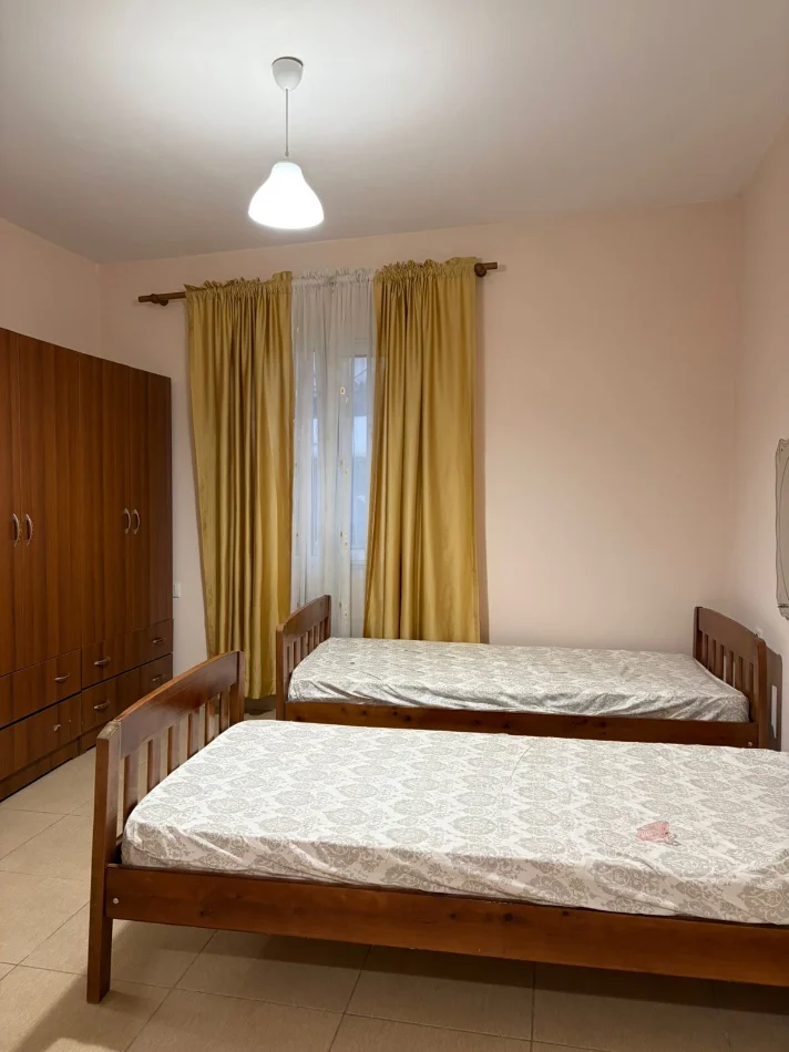 Tirane, jepet me qera garsonier 1+1+Aneks Kati 0, 50 m² 250 € (Rruga turhan pashe permeti perballe gjykates administrative)