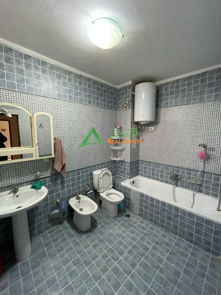 Tirane, jepet me qera apartament 2+1+Ballkon Kati 8, 85 m² 70 000 Leke (Rruga Petronini Luarasi)