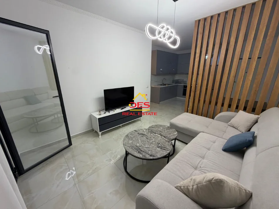 Vlore, jepet me qera apartament 1+1+Ballkon Kati 4, 70 m² 350 € (Rruga Lef Sallata)