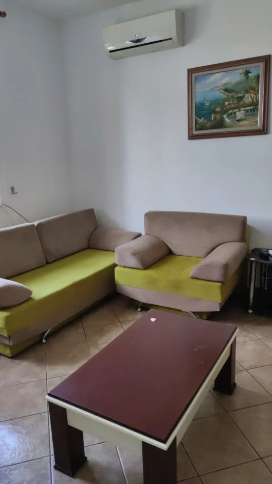 Tirane, jepet me qera Vile 1+1 Kati 1, 400 € 