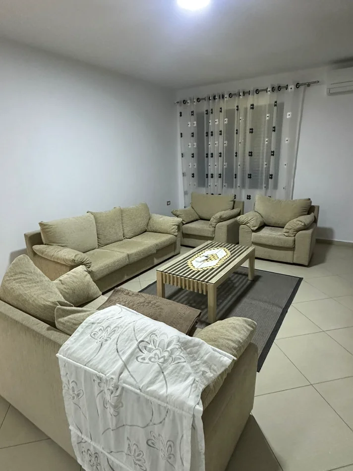 Tirane, jepet me qera 3+1 Kati 2, 190 m² 500 € (Babrru)