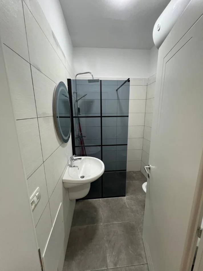 Tirane, jepet me qera apartament 1+1 Kati 4, 600 € (Rruga 5 Maji (Mbrapa Emerald Center))
