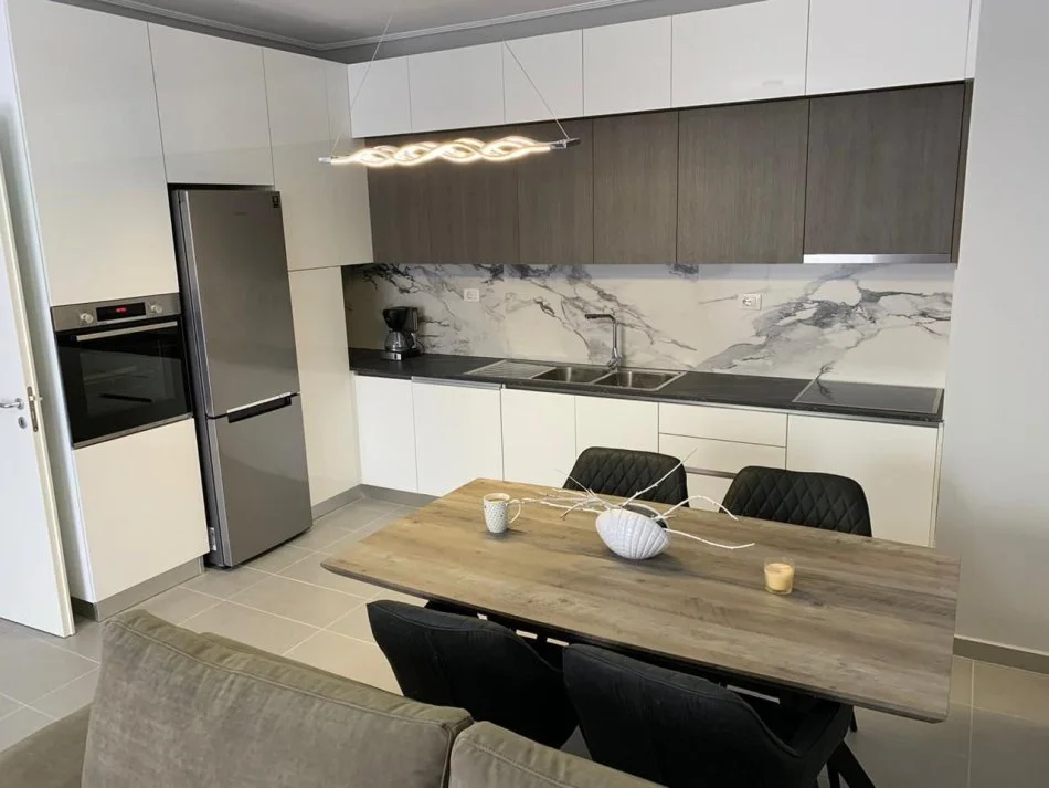 Shqiperi, jepet me qera apartament 2+1+post parkimi Kati 3, 90 m² 600 € (Rruga Peti Liqeni i Thate)