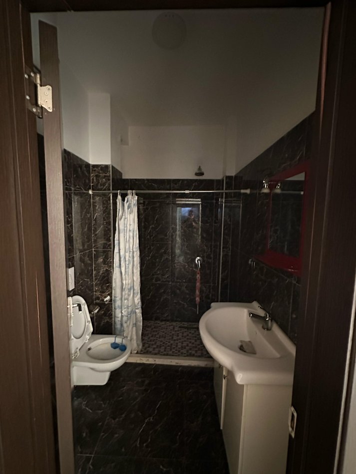 Tirane, jepet me qera apartament 1+1 Kati 2, 450 € (myslym shyri)
