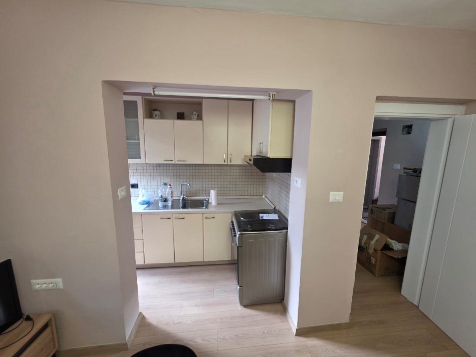 Tirane, jepet me qera apartament 1+1 , 70 m² 600 € (Myslym Shyri)