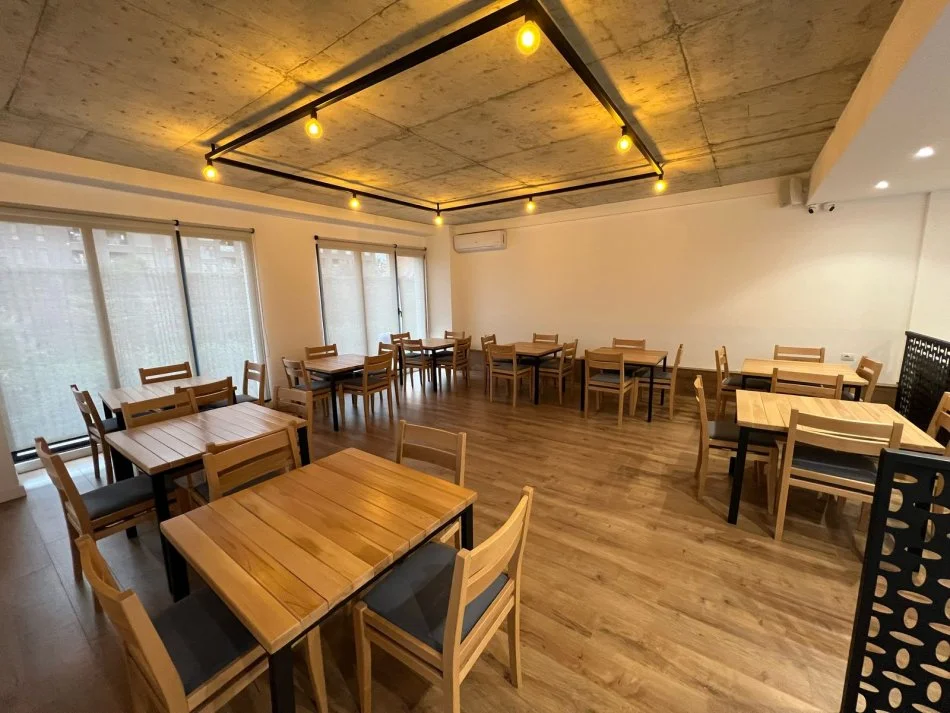 Tirane, jepet me qera ambjent biznesi , 107 m² 1.500 € (Xhamllik)