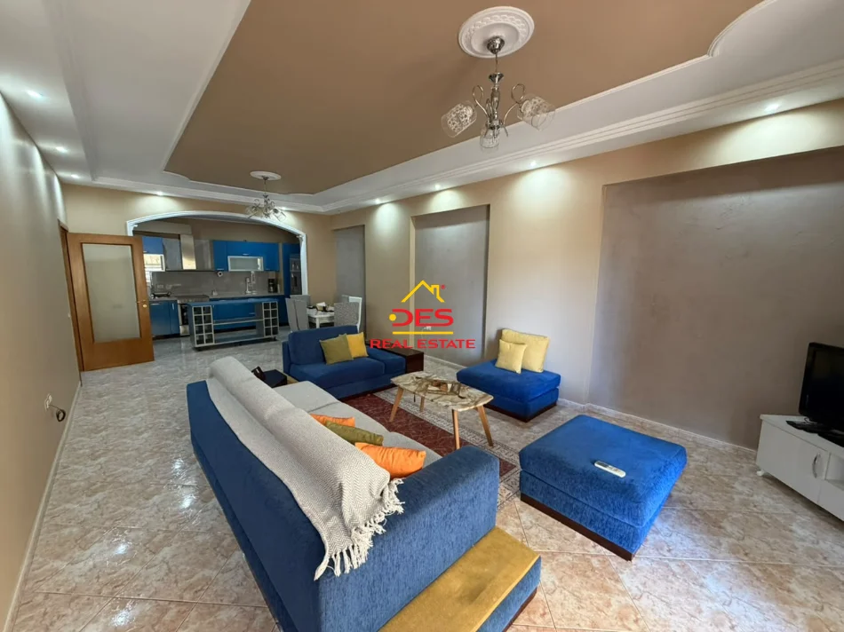 Vlore, jepet me qera apartament 2+1+Ballkon Kati 5, 110 m² 500 € (Bulevardi Vlorë Skelë)