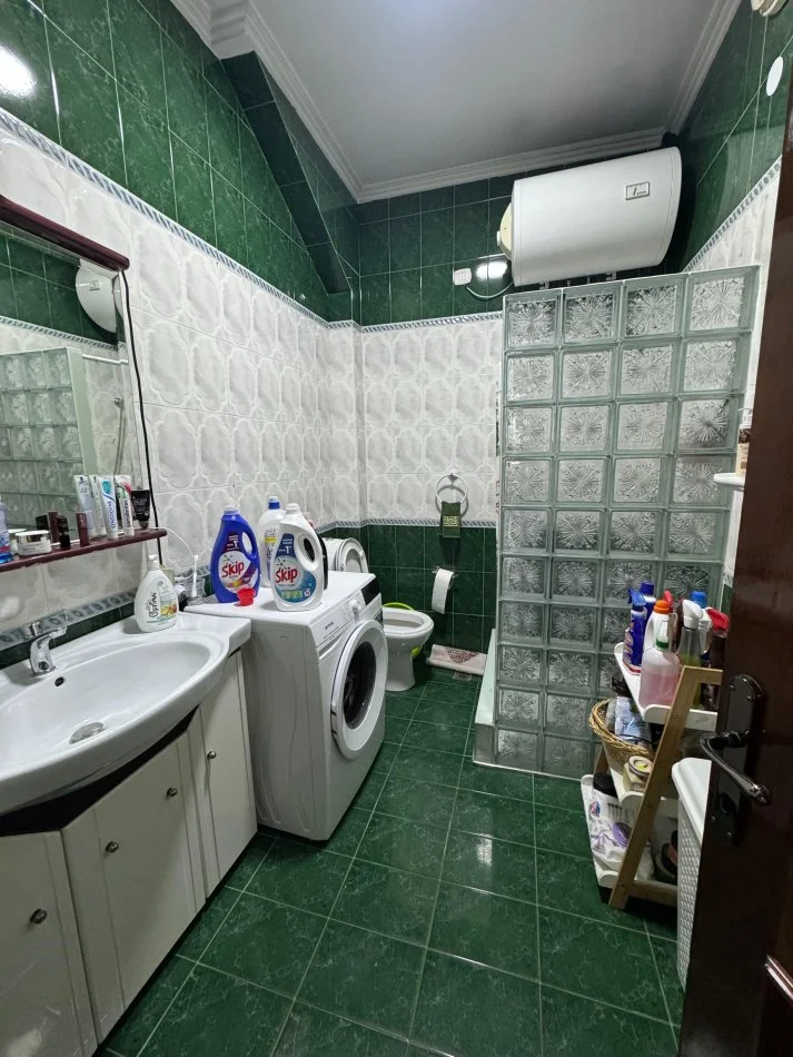 Tirane, ndarje qeraje me vajze Vile 4+1 Kati 0, 120 m² 200 € (Rruga Niko Avrami 38)