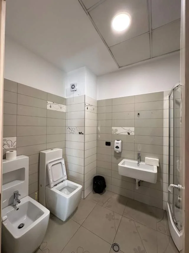 Tirane, jepet me qera zyre Kati 2, 120 m² 1.400 Euro (Bulevardi Gjergj Fishta, Tiranë)